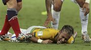 Neymar tuż po faulu Kolumbijczyka Zunigi, który zakończył jego występ na mistrzostwach