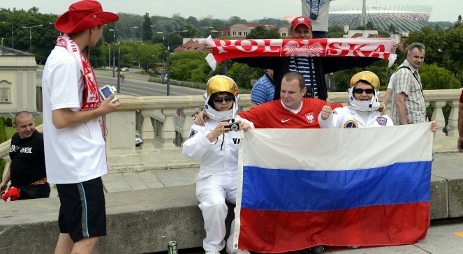 Polscy i rosyjscy kibice na Placu Zamkowym w stolicy