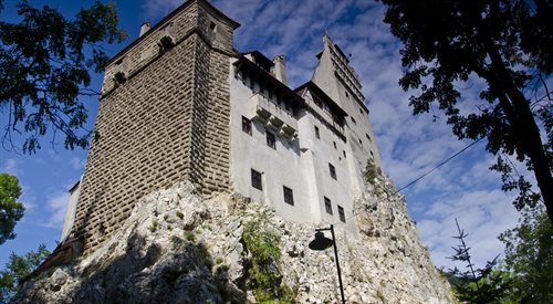 Zamek w Branie uznawany jest za siedzibę Drakuli dzięki powieści Brama Stokera. W rzeczywistości siedzibą Włada Palownika był zamek Poenari