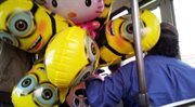 Sprzedawca balonów w komunikacji miejskiej