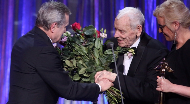 Złotego Fryderyka 2016 w kategorii "muzyka poważna" otrzymał śpiewak operowy Bernard Ładysz. Nagrodę wręczył wicepremier Piotr Gliński, Fot. PAP/Leszek Szymański