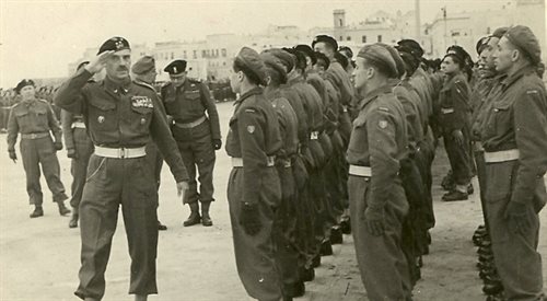 Gen. Anders dokonuje inspekcji żołnierzy we włoskim Gallipoli
