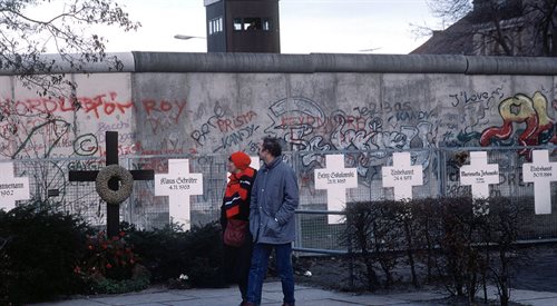 Symboliczne groby ludzi, którzy zginęli podczas próby przekroczenia muru berlińskiego, styczeń 1990