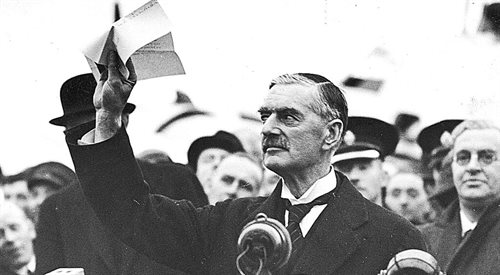 Premier Wielkiej Brytanii Neville Chamberlain przemawia na lotnisku Heston do zgromadzonej publiczności, na temat układu podpisanego w Monachium.