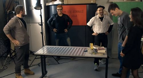Kadr z planu filmowego podczas tworzenia obrazu Pogromcy przysłów. Na zdjęciu Marek Hucz i Jan Jurkowski, a także m.in. Tomasz Schuchardt
