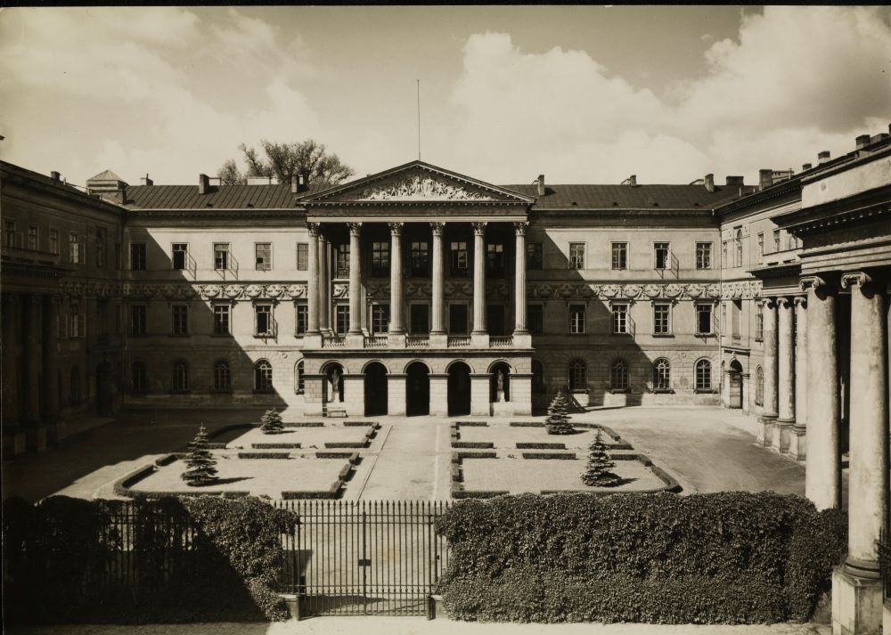 Pałac Komisji Rządowej Przychodów i Skarbu. Zdjęcie zostało zrobione przez Henryka Poddębskiego przed 1939 rokiem. 