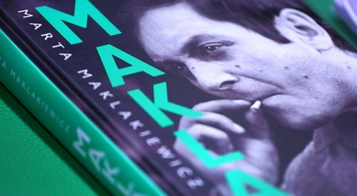Książka Maklak. Oczami córki odkrywa wiele rodzinnych tajemnic i bez pruderii opowiada o życiu towarzyskim ówczesnej Warszawy