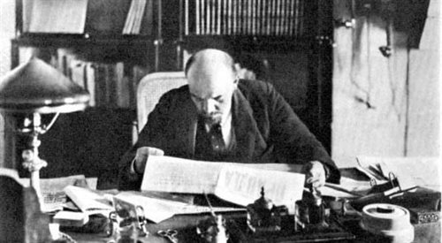 Lenin w swoim kremlowskim gabinecie, 1918 fot. Wikimedia Commons