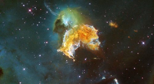 Przestrzeń kosmiczna widziana z teleskopu Hubblea przedstawia pozostałość pobliskiej supernowej - widać gwałtowną i chaotycznie wyglądającą masę gazu i pyłu. Obiekt, oznaczony jako N 63A, jest pozostałością masywnej gwiazdy, która eksplodowała, wyrzucając swoje gazowe warstwy w i tak już burzliwy obszar. 2015 r.
