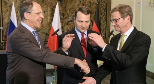Minister spraw zagranicznych Radosław Sikorski (C), minister spraw zagranicznych Niemiec Guido Westerwelle (P) i minister spraw zagranicznych Rosji Siergiej Ławrow (L), podczas wspólnej konferencji prasowej, po spotkaniu w Warszawie