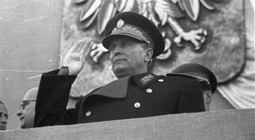 Marszałek Jugosławii Josip Broz Tito odbiera defiladę wojskową w rocznicę wyzwolenia Belgradu.19.10.1947. PAPCAF