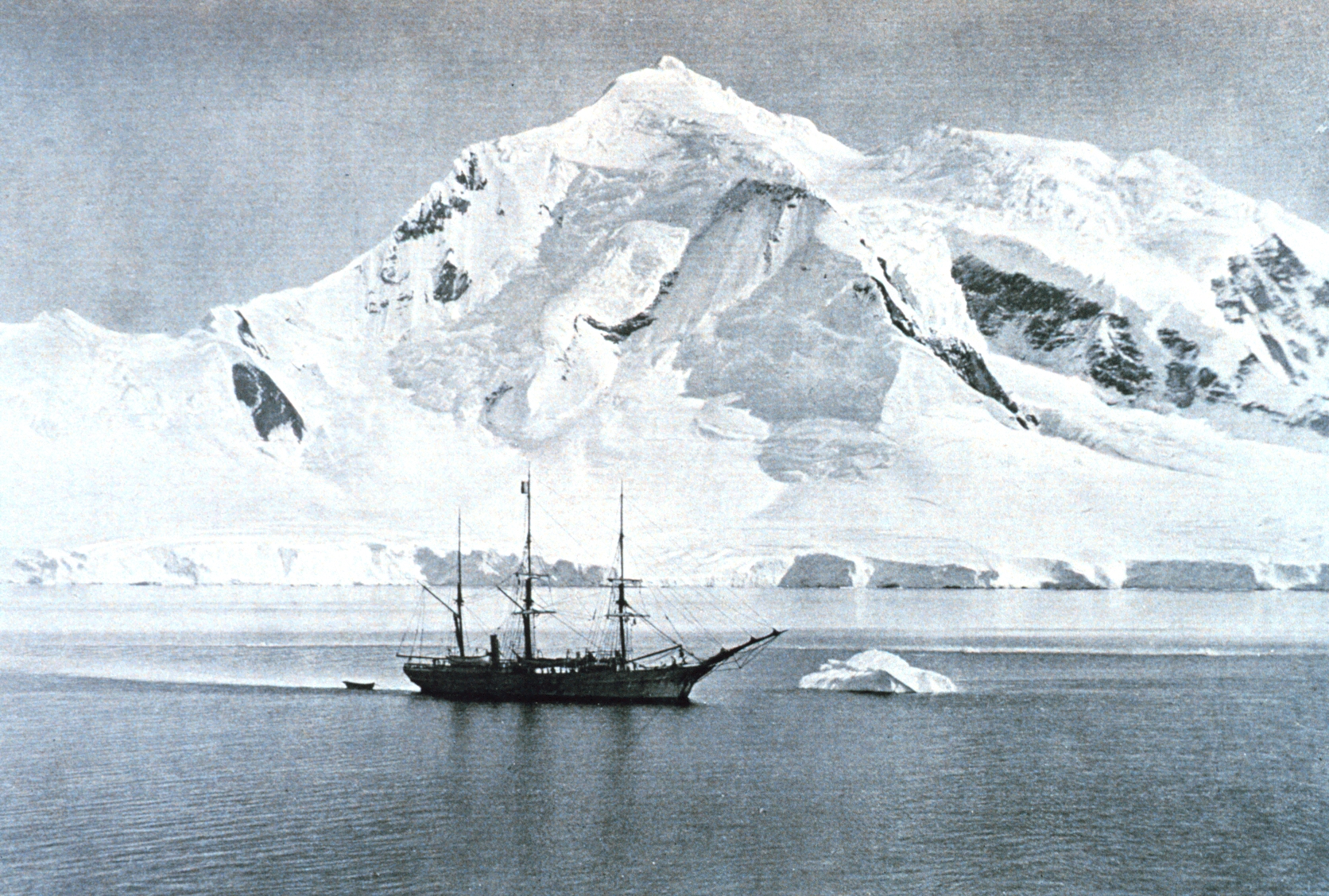 "Belgica" u brzegów Antarkydy. Fot. Wikimedia Commons