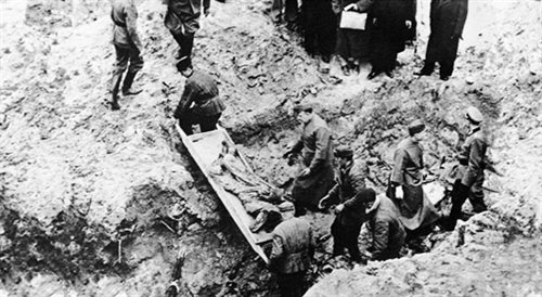 Prace ekshumacyjne niemieckiej komisji w Katyniu w 1943 roku