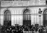 Tłum przed wejściem gmachu Politechniki Warszawskiej. Nad wejściem transparent wywieszony przez strajkujących studentów z tekstem rezolucji studentów Politechniki, uchwalonej 13 marca 1968.