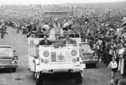Ojciec Święty przybywa na spotkanie z wiernymi w Nowym Targu. Za papieżem siedzi  z lewej strony kardynał Franciszek Macharski, z prawej - ksiądz Stanisław Dziwisz. Nowy Targ, czerwiec 1979