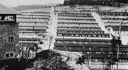 Widok na niemiecki nazistowski obóz koncentracyjny Flossenbrg. Zdjęcie zostało zrobione po wyzwoleniu obozu przez wojsko amerykańskie w 1945 roku.