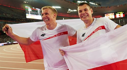 Piotr Lisek i Paweł Wojciechowski cieszą się z brązowych medali mistrzostw świata w Pekinie w skoku o tyczce