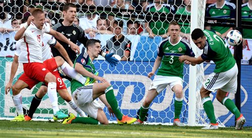 Polacy wypełnili swój obowiązek, wygrywając z Irlandią Północną w swoim pierwszym meczu mistrzostw Europy we Francji