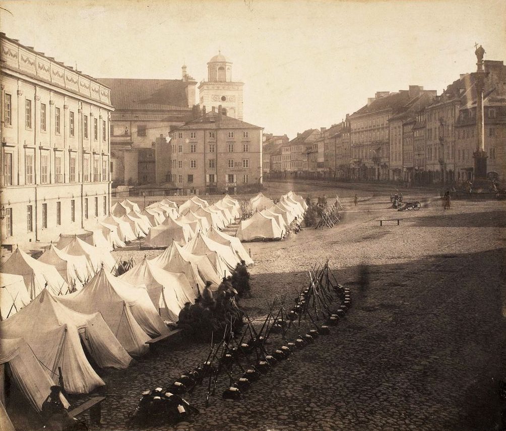 Plac Zamkowy z namiotami wojska rosyjskiego stacjonującego przed Zamkiem Królewskim w Warszawie - fotografia Karola Beyera z 1861 roku. Wikimedia Commons/domena publiczna