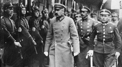 Józef Piłsudski dokonujący przeglądu oddziałów.