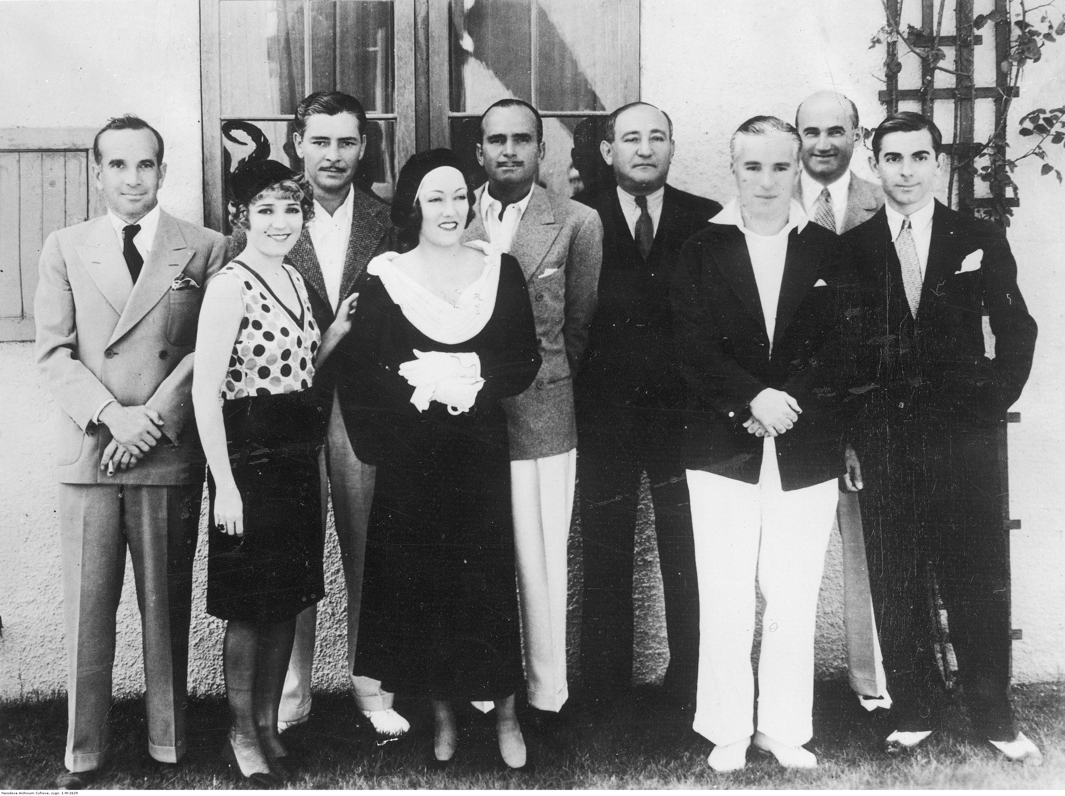 Od lewej: Al Jolson, Mary Pickford, Ronald Colman, Gloria Swanson, Douglas Fairbanks, Joseph Schenck, Charlie Chaplin, Samuel Goldwyn, (czyli Samuel Gelbfisz) oraz Eddie Cantor (foto: Narodowe Archiwum Cyfrowe)