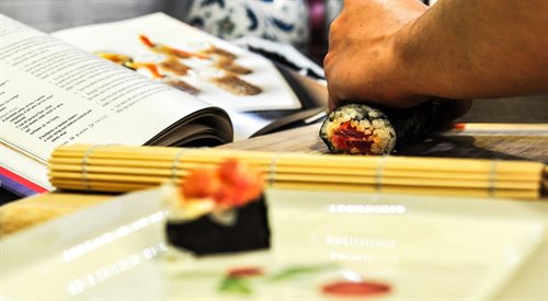 Dla kuchni japońskiej charakterystyczne jest użycie ryb, owoców morza, w tym wodorostów oraz warzyw. Popularne są zupy gotowane bezpośrednio na stole oraz sushi