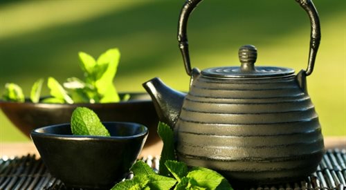 Kubek intensywnej herbaty znacznie poprawia nasz nastrój i dobrze wpływa na kondycję psychiczną