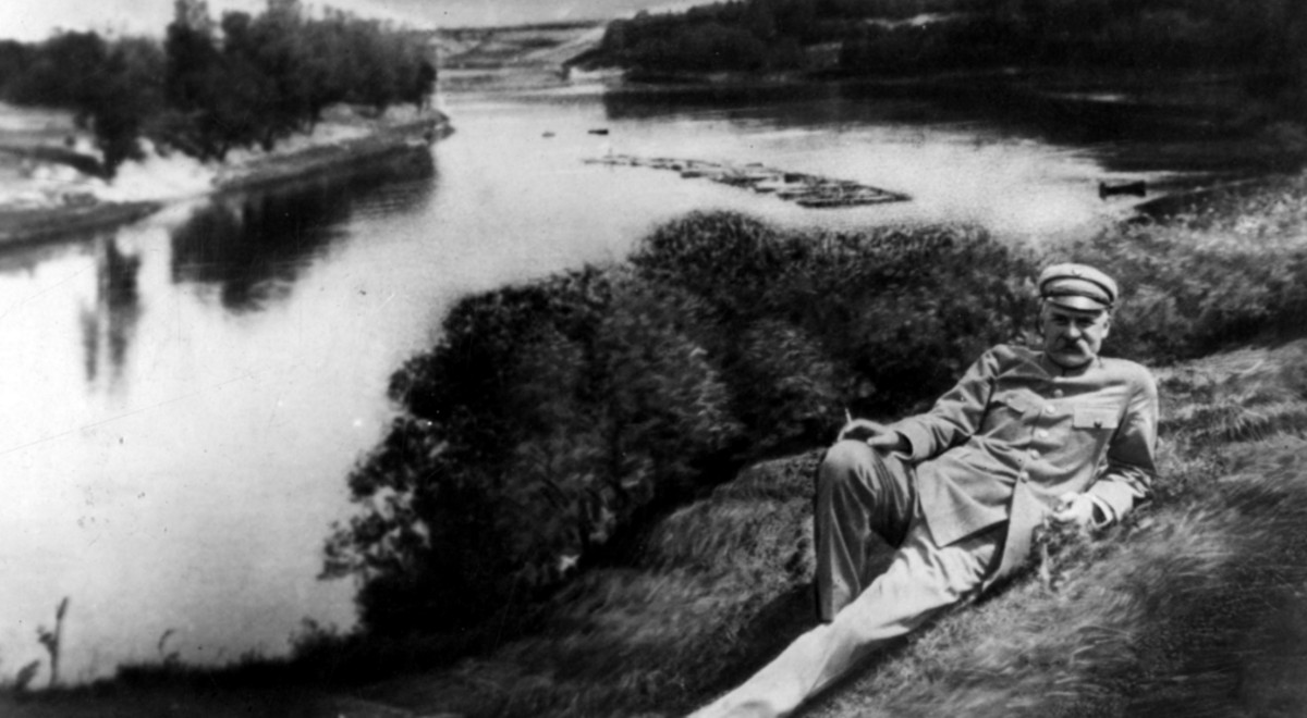 Józef Piłsudski wypoczywa na trawie nad brzegiem Niemna. Fot.: NAC