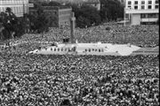 Wierni podczas mszy świętej na placu Zwycięstwa w Warszawie. Czerwiec 1979