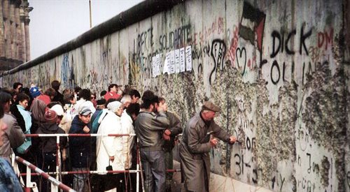 Mieszkańcy Berlina Zachodniego przy murze w pobliżu Reichstagu w końcu 1989 roku