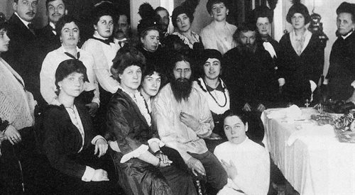 Rasputin słynął z niewiarygodnej charyzmy, wyjątkowo potrafił zjednywać sobie ludzi. Te cechy pozwoliły mu trafić w bliskie otoczenie rodziny ostatniego cara Rosji