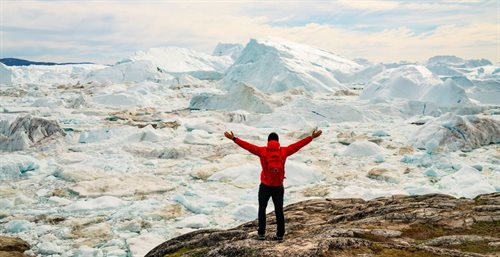 Grenlandia jest w dużej mierze pokryta lodem. Pokonanie jej trawersu wymaga od podróżników nie tylko odpowiedniego wyposażenia, ale i determinacji, by podróżować w trudnych warunkach
