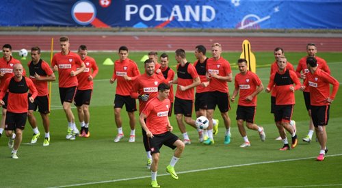 Piłkarze reprezentacji Polski podczas treningu na boisku treningowym we francuskim La Baule