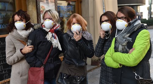 Krakowianie zakładają maski przeciwpyłowe z powodu smogu, panującego w mieście. Zanieczyszczone powietrze jest szczególnie niebezpieczne dla osób starszych, chorych i dzieci.
