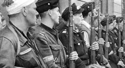 Pluton 163 z 1. kompanii Wigry batalionu Kiliński w czasie pogrzebu na ulicy Zgoda 5 w Warszawie. Pierwszy z lewej stoi plut. Henryk Borecki ps. Smutniak. Opaska na ramieniu drugiego w kolejności powstańca, ma nieprawidłowy numer plutonu: 613