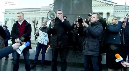 Liderzy opozycji podczas protestu w Mołodecznie: Wital Rymaszeuski, z megafonem Jury Hubarewicz, z tabletem Anatol Labiedźka