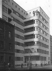 Nowoczesny budynek mieszkalny przy ulicy Słowackiego w Katowicach, lata 30. 