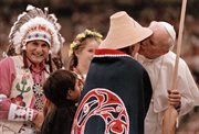 Jan Paweł II z rdzennymi mieszkańcami Kanady