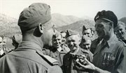 Dowódca 2 Korpusu Polskiego generał Władysław Anders w rozmowie z majorem Leonem Gnatowskim. Viticuso, Włochy, 7.05.1944