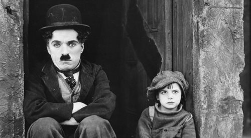 Charlie Chaplin i Jackie Coogan w filmu The Kid, 1921