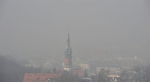 Widok z kopca Krakusa na kościół św. Józefa przy Rynku Podgórskim. Wojewódzki Zespół Zarządzania Kryzysowego ogłosił 31 stycznia alarm smogowy dla Krakowa w związku z przekroczeniem dopuszczalnego poziomu dobowej normy stężenia pyłu PM10, który wynosi 300 mikrogramówm. sześc.