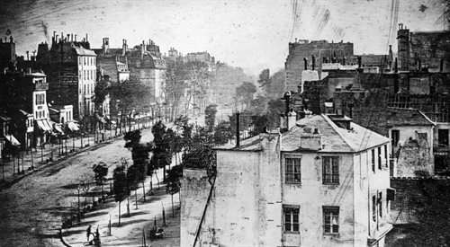 Boulevard du Temple, Paryż, III dzielnica, fragment Dagerotypu z 1838 roku. Prawdopodobnie pierwszy obraz fotograficzny żyjącej osoby - człowiek w lewym dolnym rogu, który zatrzymał się, aby wyczyścić buty. Autorem dagerotypu jest Louis Daguerre (17871851)