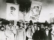 Propagandowe zdjęcie wiecu poparcia ludności dla przyłączenia ziem polskich do ZSRR – na plakacie po prawej stronie u góry napis: 