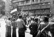 Ulica 1 Maja, godzina 13.10. Manifestanci zmierzają w kierunku budynku KW PZPR. Radom, 25 czerwca 1976 