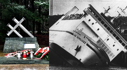 Odsłonięty w 2013 roku - w 20. rocznicę tragedii - pomnik ofiar katastrofy MF Jan Heweliusz oraz pochodząca sprzed 1993 roku fotografia statku podczas przechylenia w porcie