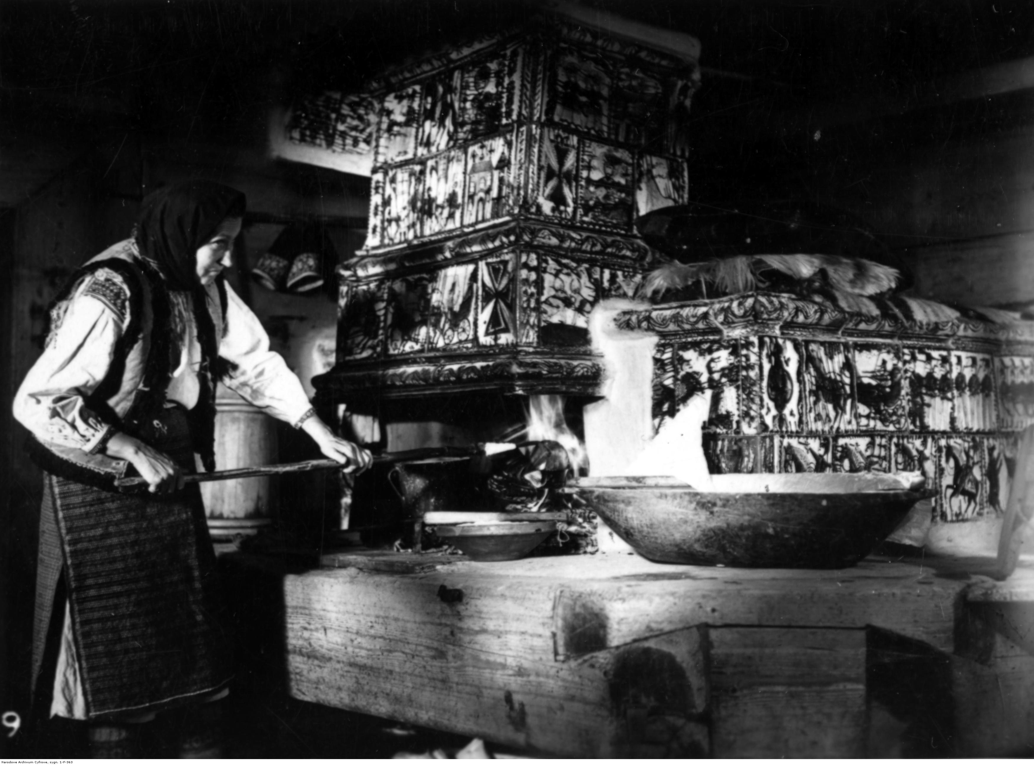 Hucułka przy piecu kaflowym. 1936.