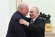 Władimir Putin wita Alaksandra Łukaszenkę podczas spotkania na Kremlu w Moskwie, Rosja, 5 kwietnia 2023 r. Spotkanie odbywało się w przeddzień posiedzenia Rady Najwyższej Państwa Związkowego  06 kwietnia