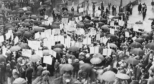Tłum po upadku banku w Nowym Jorku w 1931 roku fot. Wikimedia Commons.