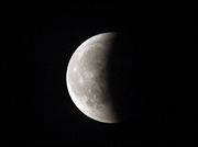 Ostatnie fazy całkowitego zaćmienia Księżyca w Siemianowicach Śląskich.