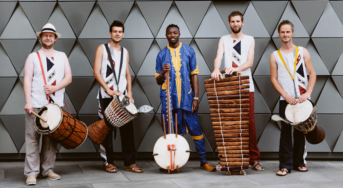Album Tan grupy Foliba to spora dawka tradycyjnych rytmów Afryki Zachodniej, z niezwykle rozgadanymi bębnami djembe, dundun i tama